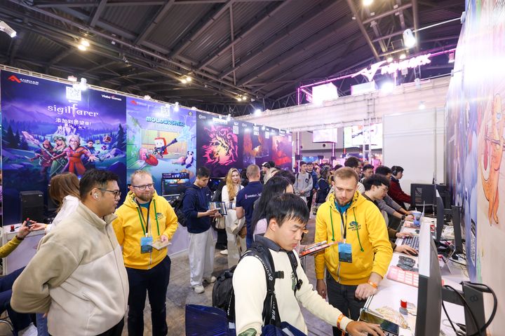 Visitors playing PC games in a demo area at a previous WePlay Expo