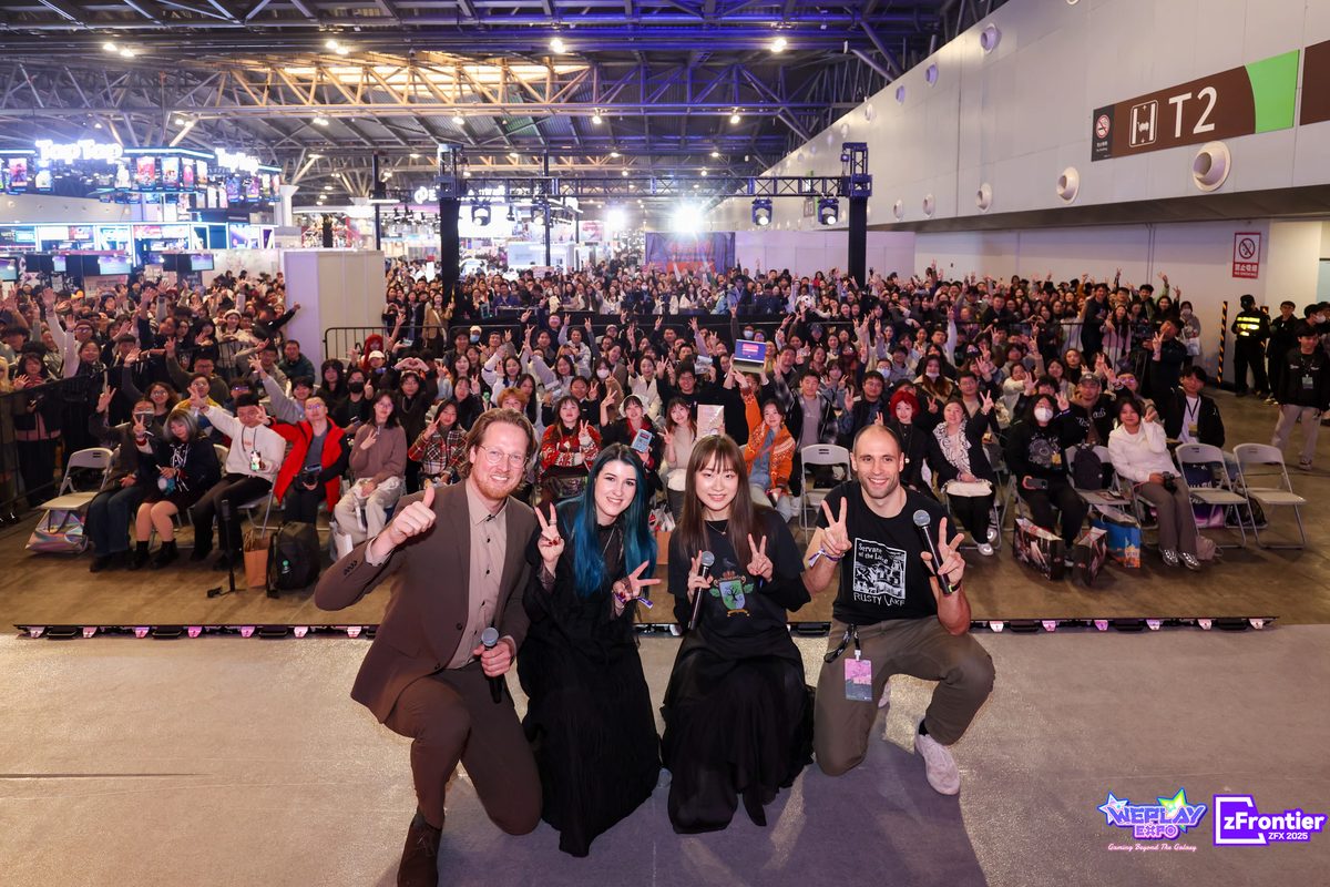Stage guests and the audience posing for a group photo at WePlay Expo